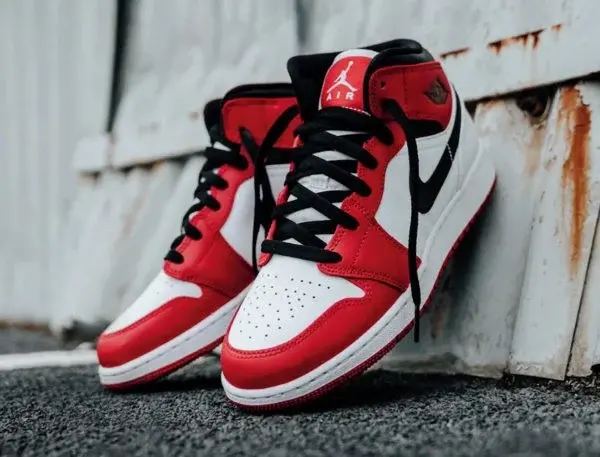 Alternative view of Giày Nike Air Jordan 1 Mid Chicago 'White Toe' 554724-173
