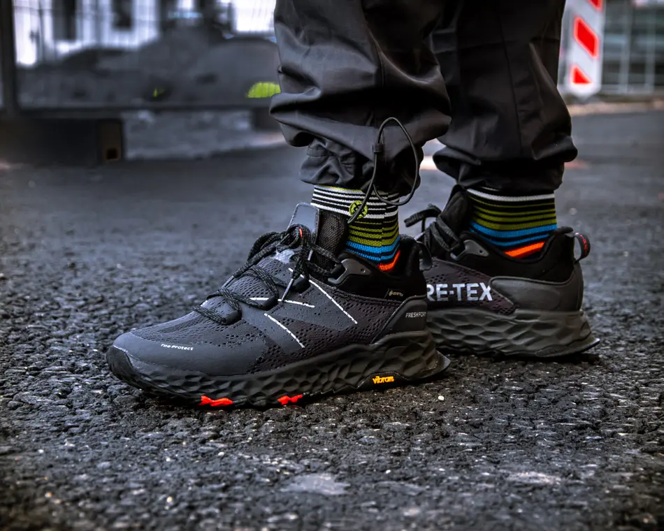 Alternative view of Giày New Balance Fresh Foam Hierro V5 'Black' MTHIEBX5