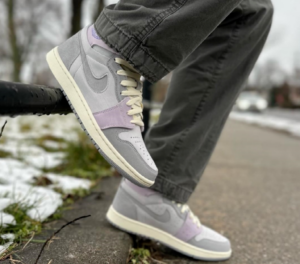 Alternative view of Giày Nike Air Jordan 1 High Zoom Comfort 2 'Barely Grape' DV1305-005