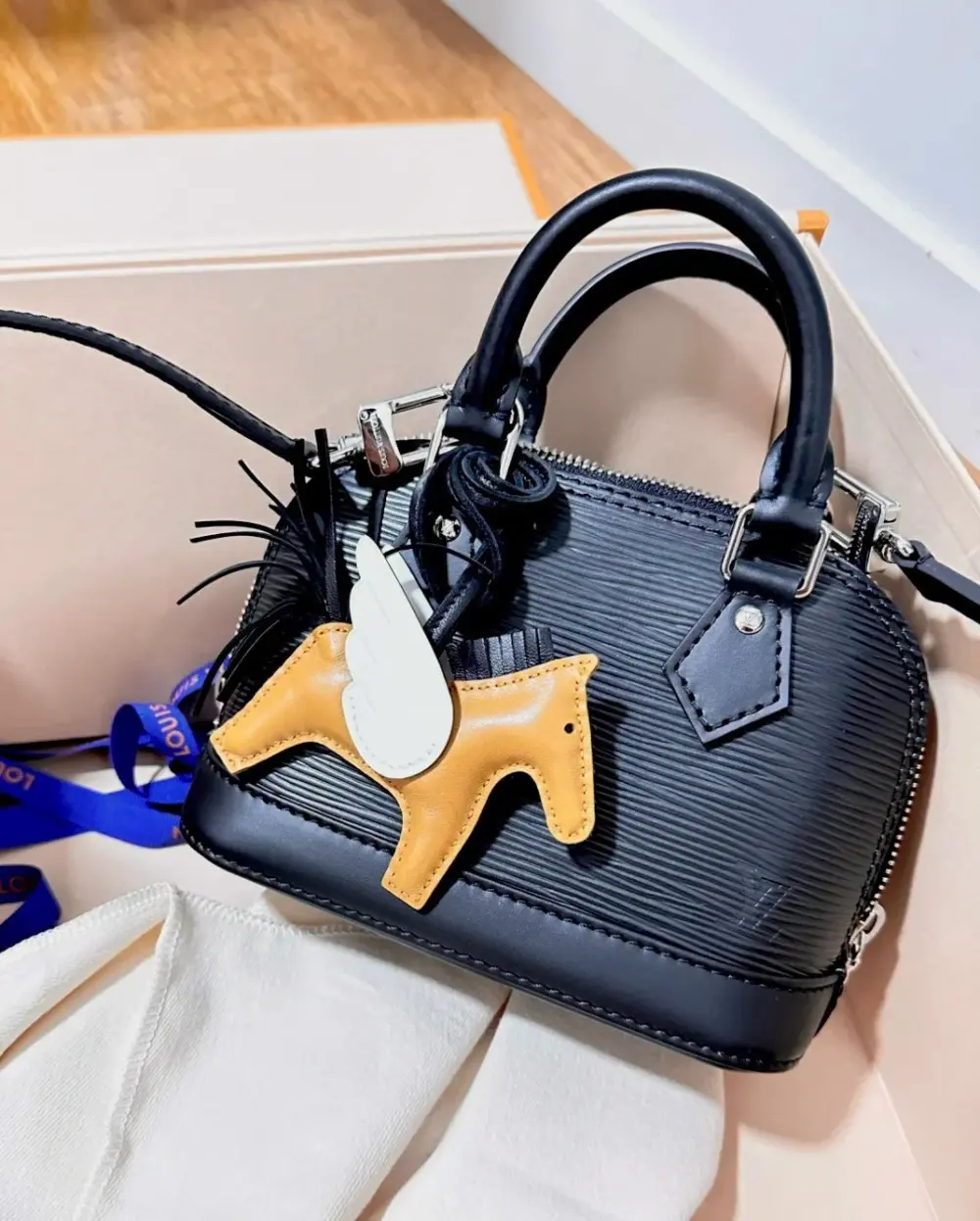 Alternative view of Túi Louis Vuitton Nano Alma 'Black' M81945