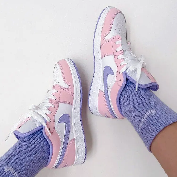Alternative view of Giày Nike Air Jordan 1 Low SE GS 'Arctic Punch' CV9844-600