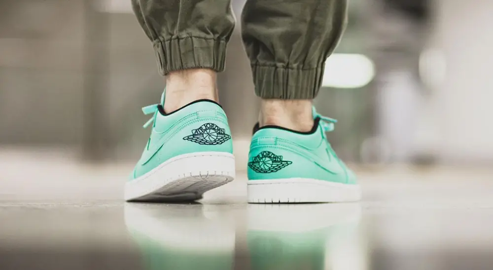 Alternative view of Giày Nike Air Jordan 1 Retro Low 'Hyper Turquoise' 553558-304