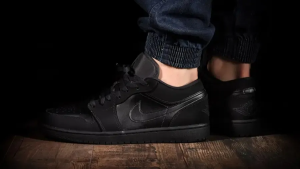 Alternative view of Giày Nike Air Jordan 1 Retro Low 'Triple Black' 553558-025