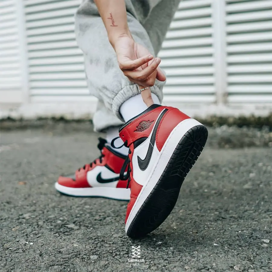 Alternative view of Giày Nike Air Jordan 1 Mid GS 'Chicago Black Toe' 554725-069
