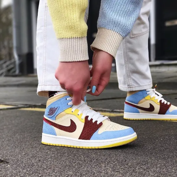 Alternative view of Giày Maison Chateau Rouge x Air Jordan 1 Mid SE Fearless CU2803-200