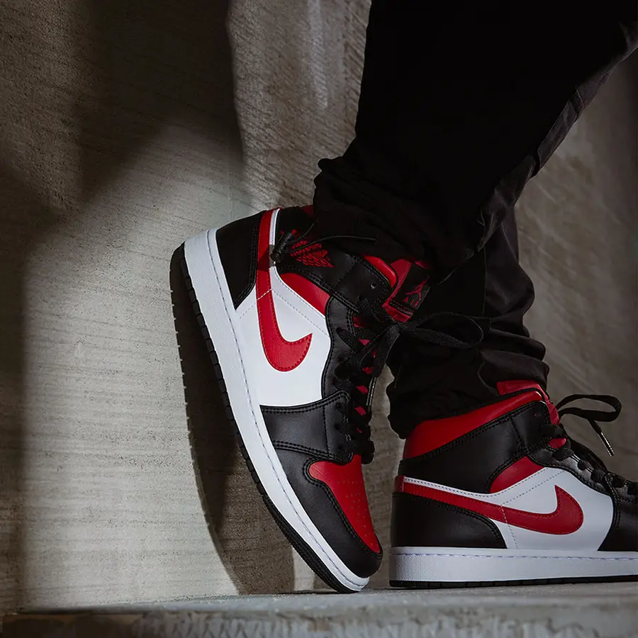 Giày Nike Air Jordan 1 Mid 'Black Fire Red' 554725-079 - Ảnh 3
