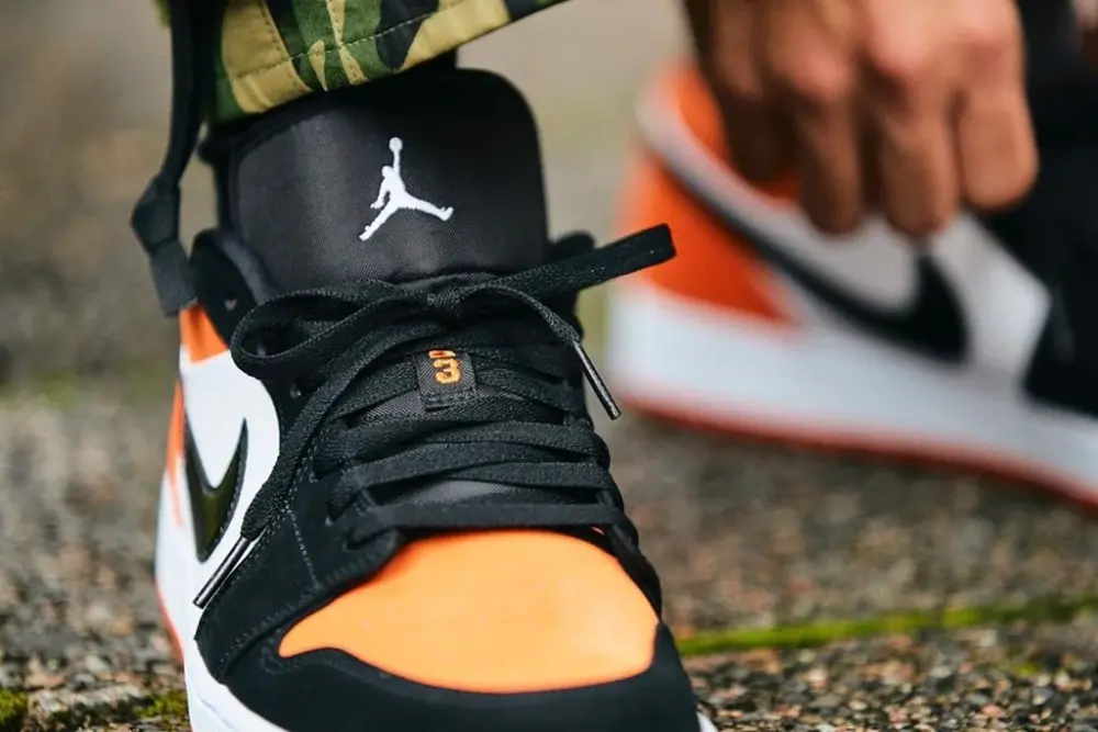 Alternative view of Giày Nike Air Jordan 1 Low GS 'Shattered Backboard' 553560-128