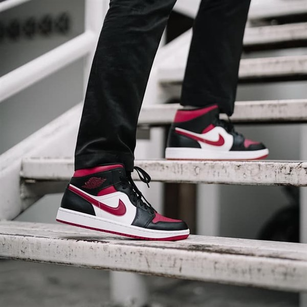 Giày Nike Air Jordan 1 Mid 'Bred Toe' 554724-066 - Ảnh 4