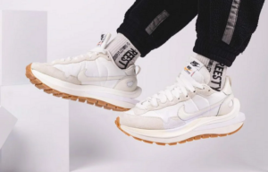 Alternative view of Giày Nike Sacai x VaporWaffle 'Sail Gum' DD1875-100