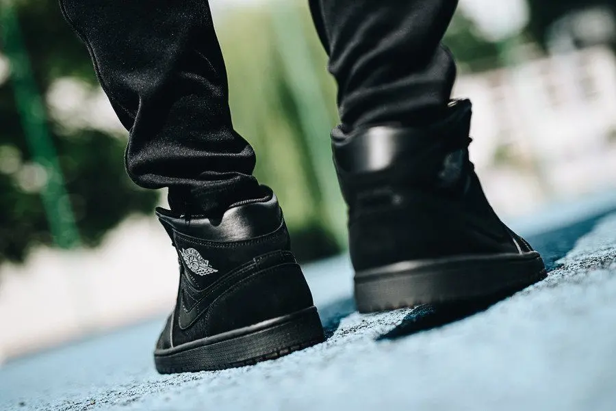 Alternative view of Giày Nike Air Jordan 1 Mid Triple Black (2018) 554724-050