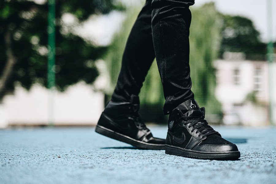 Giày Nike Air Jordan 1 Mid Triple Black (2018) 554724-050 - Ảnh 4