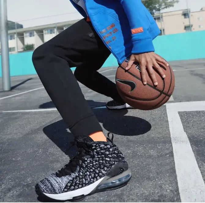 Alternative view of Giày Nike LeBron 17 BG 'In The Arena' BQ5594-002