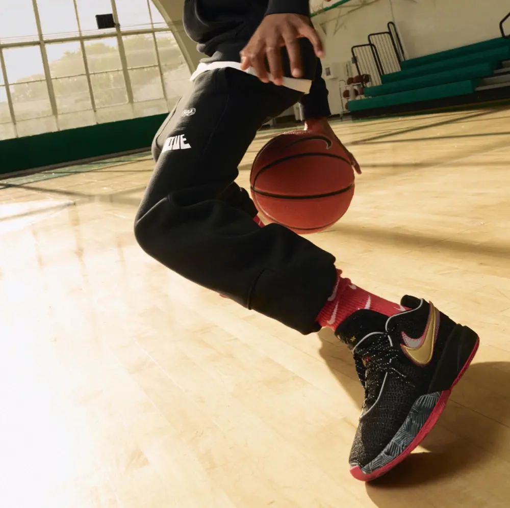 Alternative view of Giày Nike LeBron 20 'Miami Heat' DJ5423-001