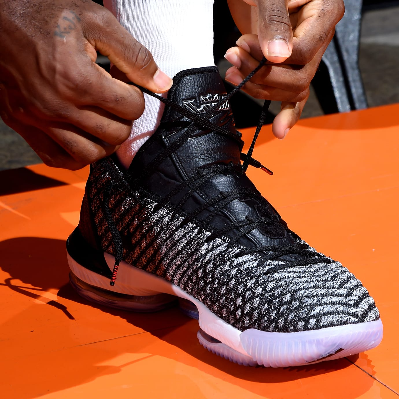 Giày Nike LeBron 16 EP 'Oreo' AO2595-006 - Ảnh 4