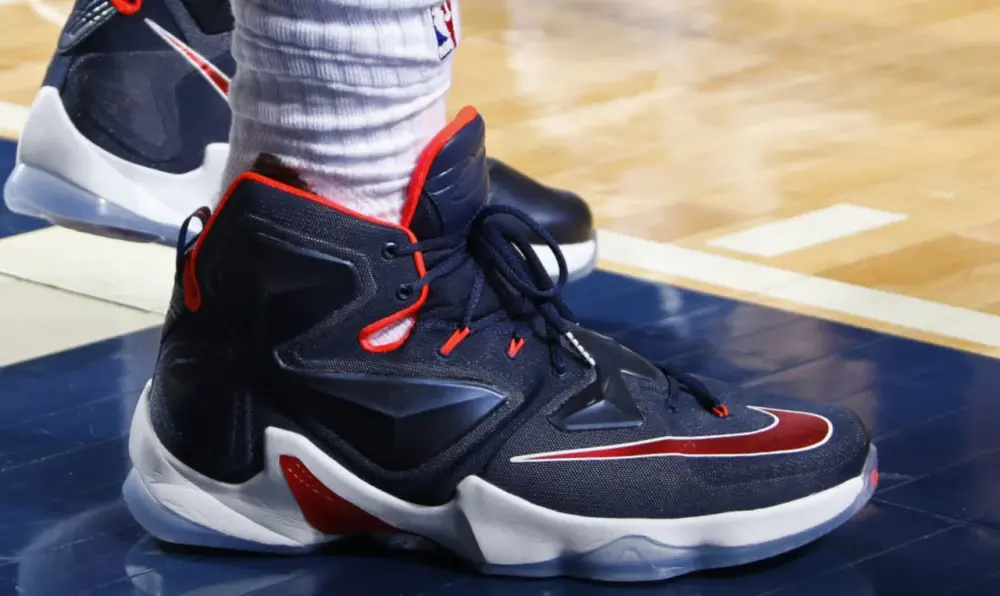 Alternative view of Giày Nike LeBron 13 'USA' 807219-461