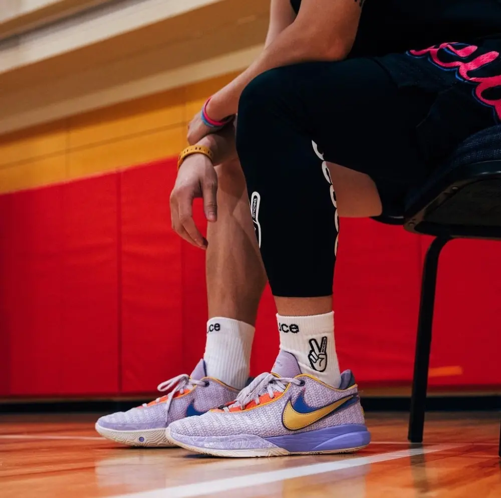 Alternative view of Giày Nike LeBron 20 'Violet Frost' DJ5423-500