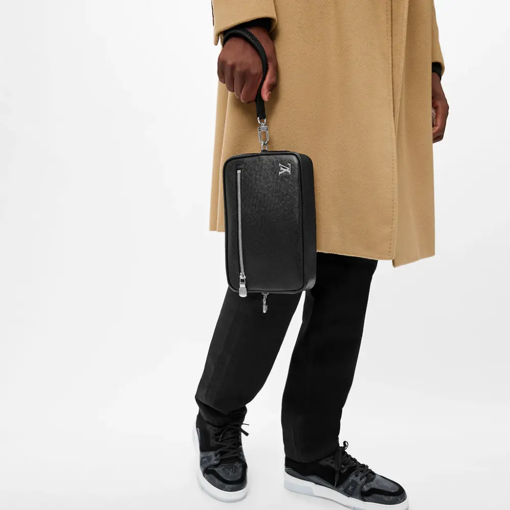 Alternative view of Túi Louis Vuitton Pochette Kasai Taiga 'Black' M30441