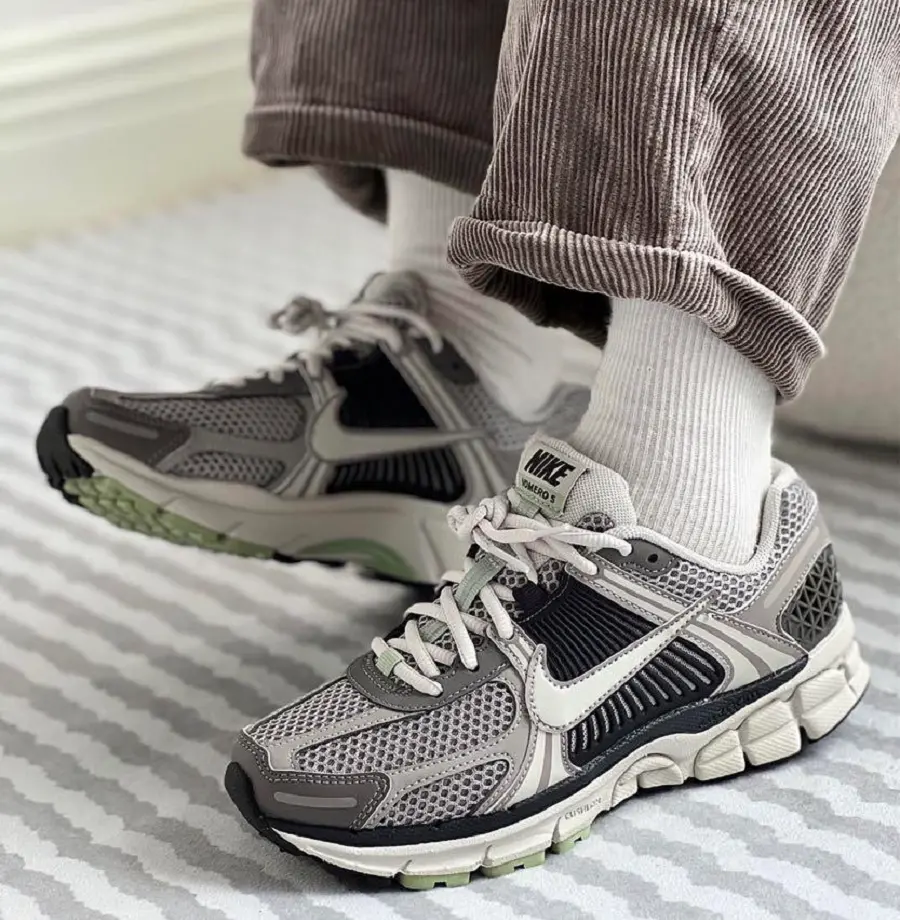 Alternative view of Giày Nike Zoom Vomero 5 ‘Cobblestone Flat Pewter’ FB8825-001