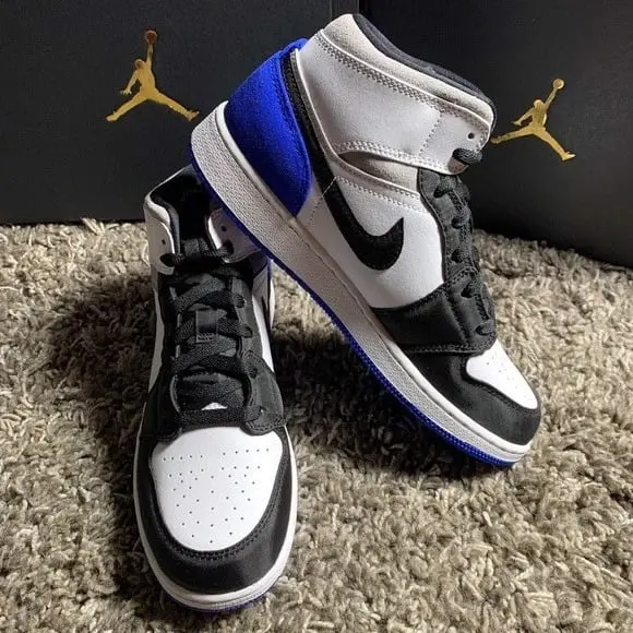 Alternative view of Giày Nike Air Jordan 1 Mid SE GS 'Royal Black Toe' BQ6931-102