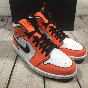 Alternative view of Giày Nike Air Jordan 1 Mid SE 'Turf Orange' DD6834-802