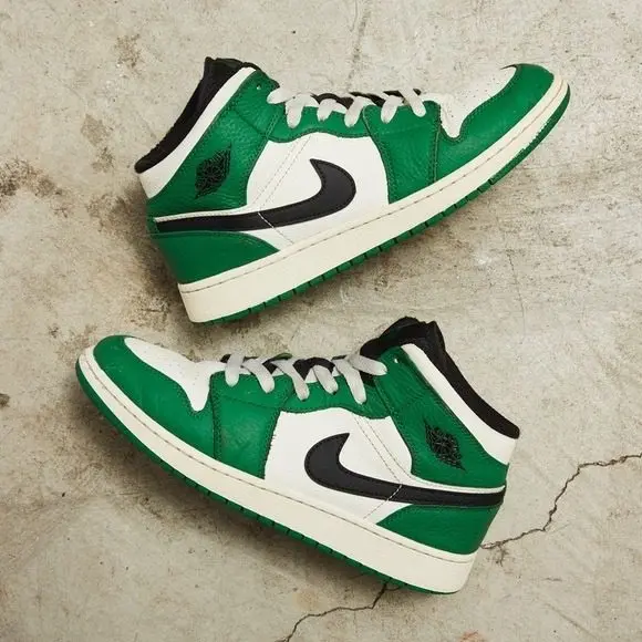 Alternative view of Giày Nike Air Jordan 1 Mid SE GS 'Pine Green' BQ6931-301
