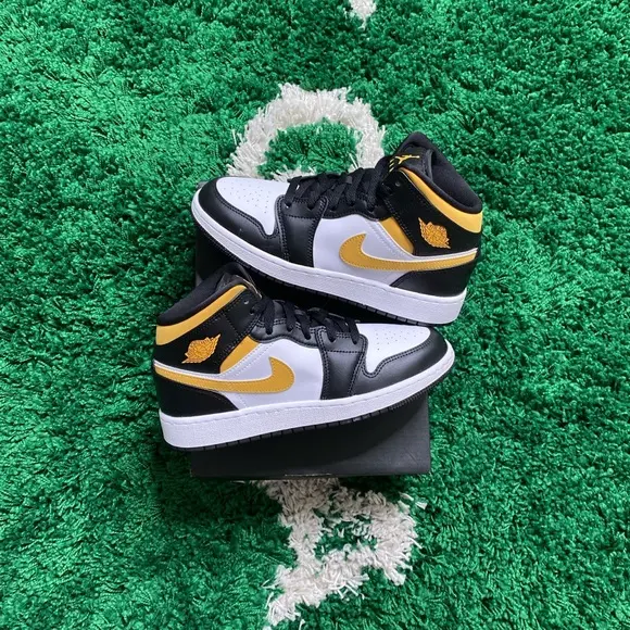 Giày Nike Air Jordan 1 Mid GS 'Black University Gold' 554725-177 - Ảnh 5