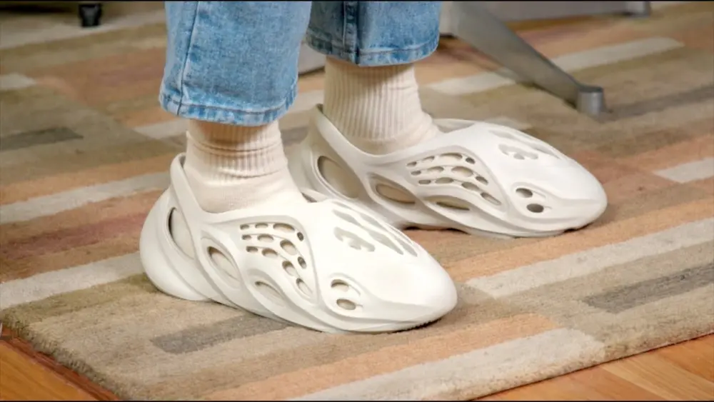 Alternative view of Giày Adidas Yeezy Foam Runner 'Ararat' G55486