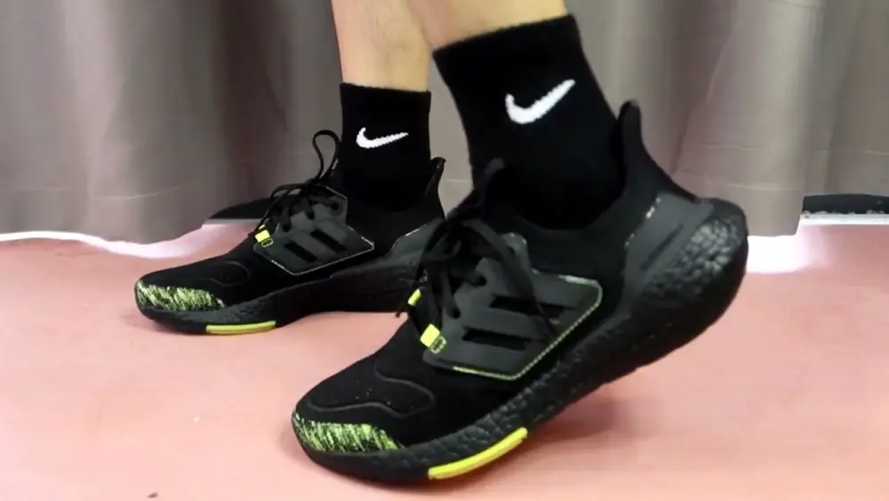 Alternative view of Giày Nike UltraBoost 22 'Black Solar Yellow' GX5915