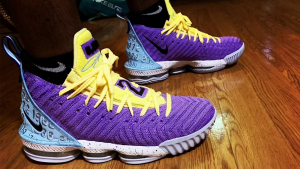 Alternative view of Giày Nike LeBron 16 'Lakers Heritage' CK4765-500