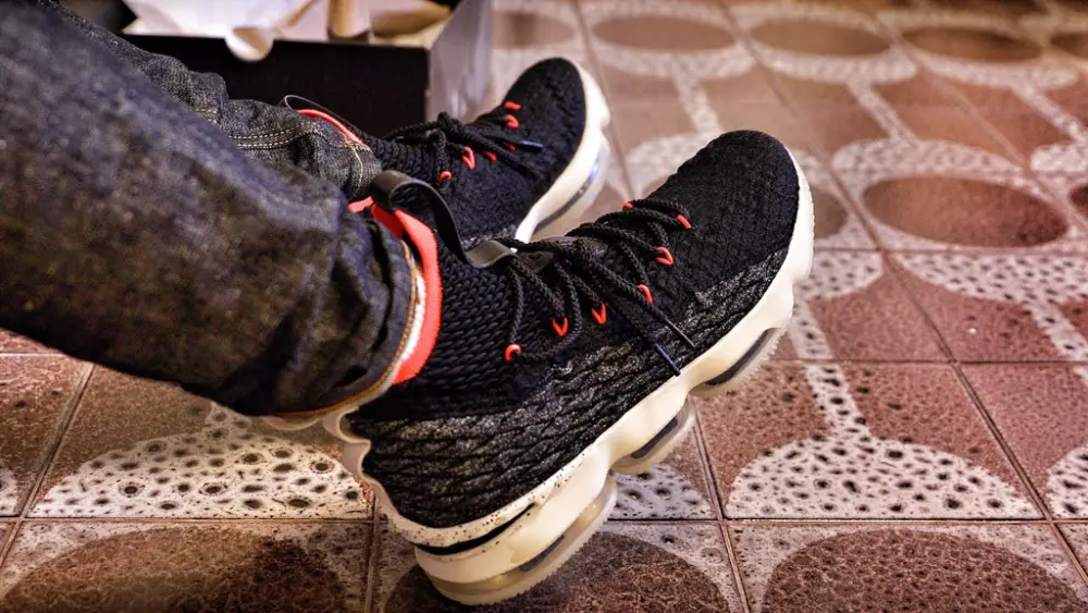 Alternative view of Giày Nike LeBron 15 'Bright Crimson' AQ2363-002