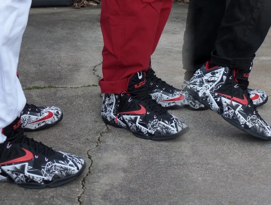 Alternative view of Giày Nike LeBron 11 'Graffiti' 616175-100