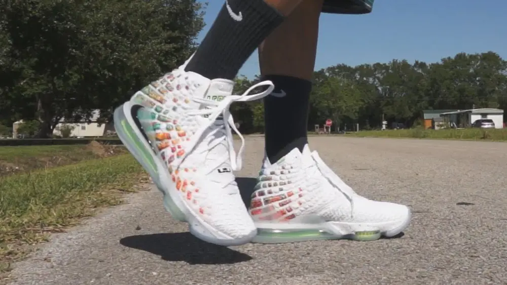 Alternative view of Giày Nike LeBron 17 GS 'Air Command Force' BQ5594-100