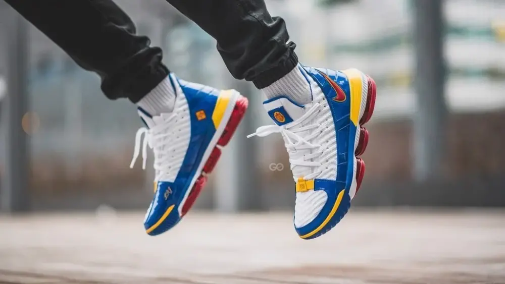 Alternative view of Giày Nike LeBron 16 'SuperBron' CD2451-100