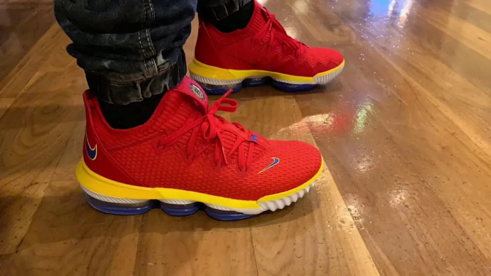 Alternative view of Giày Nike LeBron 16 Low 'SuperBron' CK2168-600
