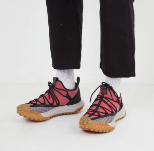Alternative view of Giày Nike ACG Mountain Fly 'Flash Crimson' DC9045-500