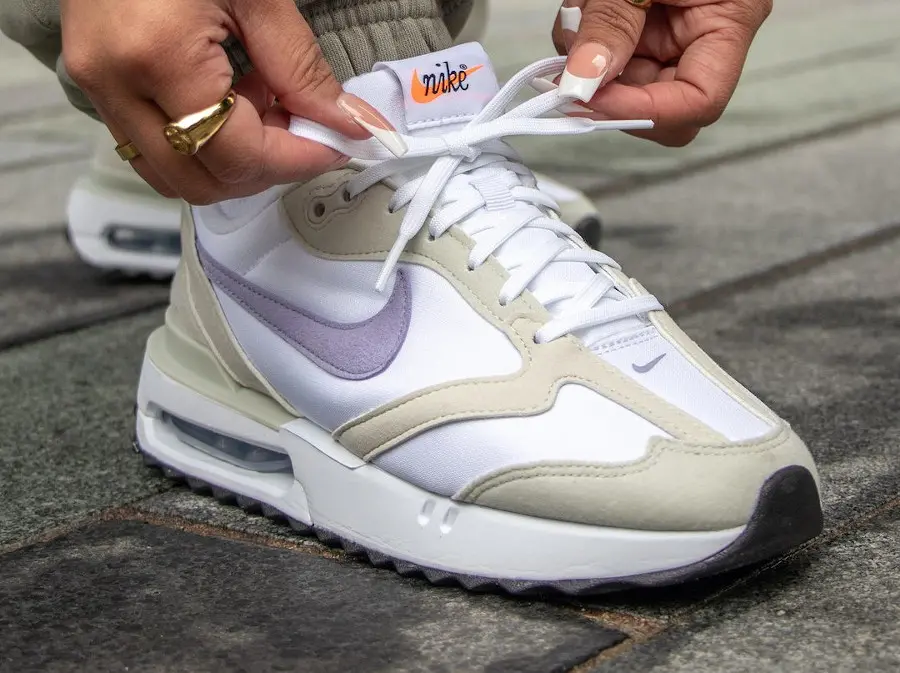 Alternative view of Giày Nike Air Max Dawn 'Light Bone Purple' DC4068-100