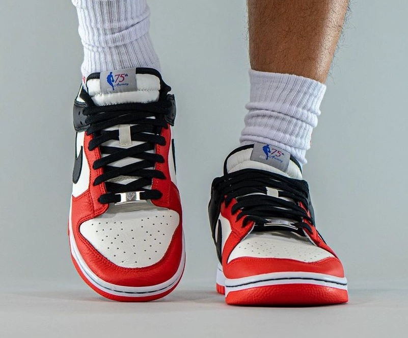 Giày Nike NBA x Dunk Low EMB GS '75th Anniversary Bulls' DO6288-100 - Ảnh 4