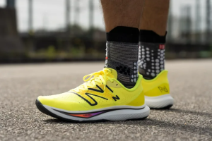 Alternative view of Giày New Balance FuelCell Rebel v3 'Cosmic Pineapple Neon Dragonfly' MFCXCP3