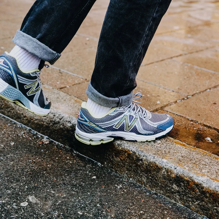 Alternative view of Giày New Balance 860v2 'Grey Yellow' ML860XE