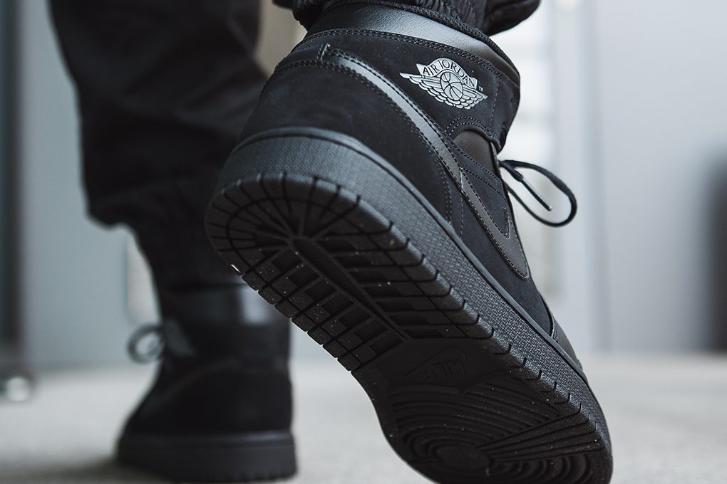 Giày Nike Air Jordan 1 Mid Triple Black (2018) 554724-050 - Ảnh 3