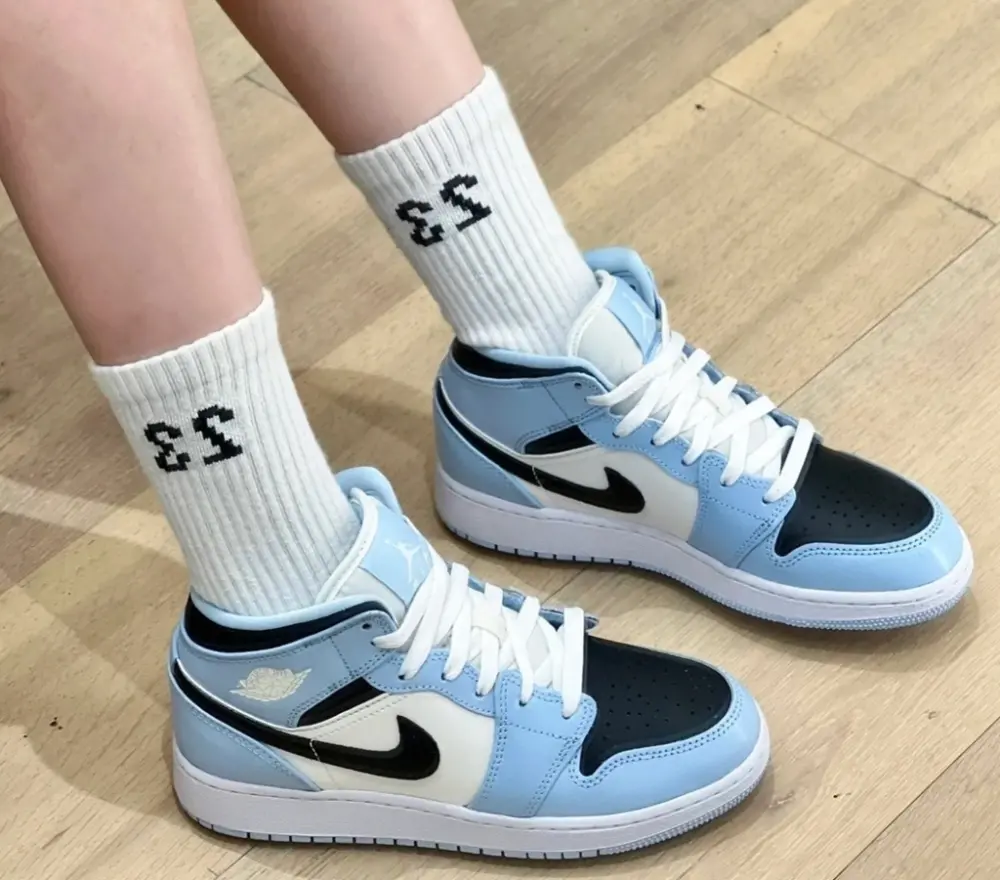 Alternative view of Giày Nike Air Jordan 1 Mid GS 'Ice Blue' 555112-401