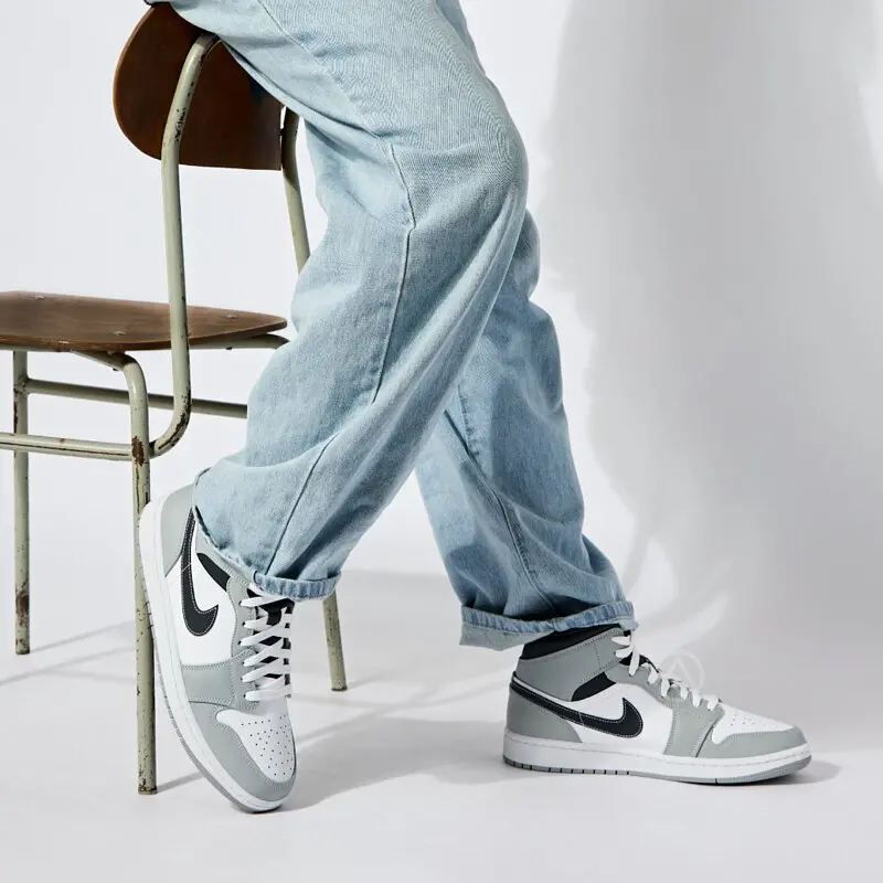 Alternative view of Giày Nike Jordan 1 Mid 'Light Smoke Grey' 554725-078