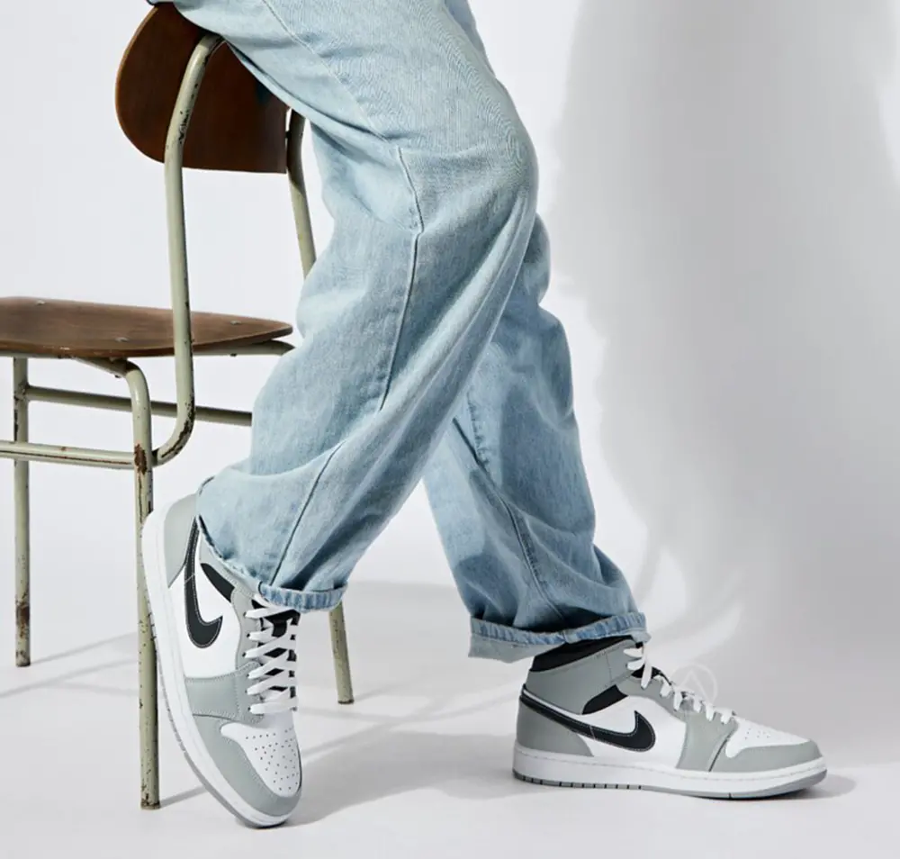 Alternative view of Giày Nike Air Jordan 1 Mid 'Light Smoke Grey' 554724-078