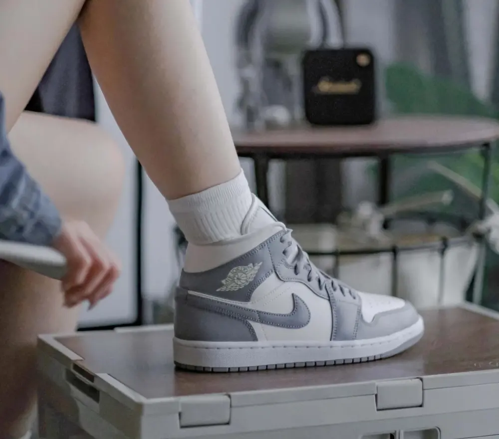 Alternative view of Giày Nike Air Jordan 1 Mid 'Grey Sail' BQ6472-115