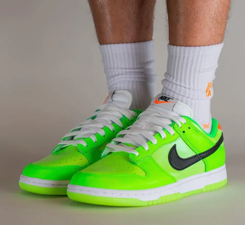 Alternative view of Giày Nike Dunk Low SE 'Splash Volt' FJ4610-702