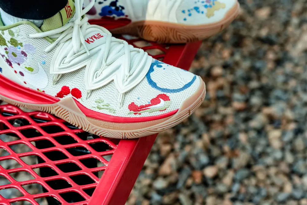 Giày Nike Bandulu x Kyrie 5 'Embroidered Splatters' CK5836-100 - Ảnh 4