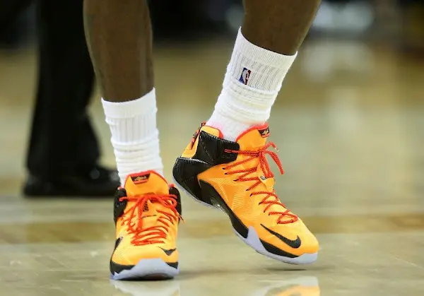 Alternative view of Giày Nike LeBron 12 'CLE' 684593-830