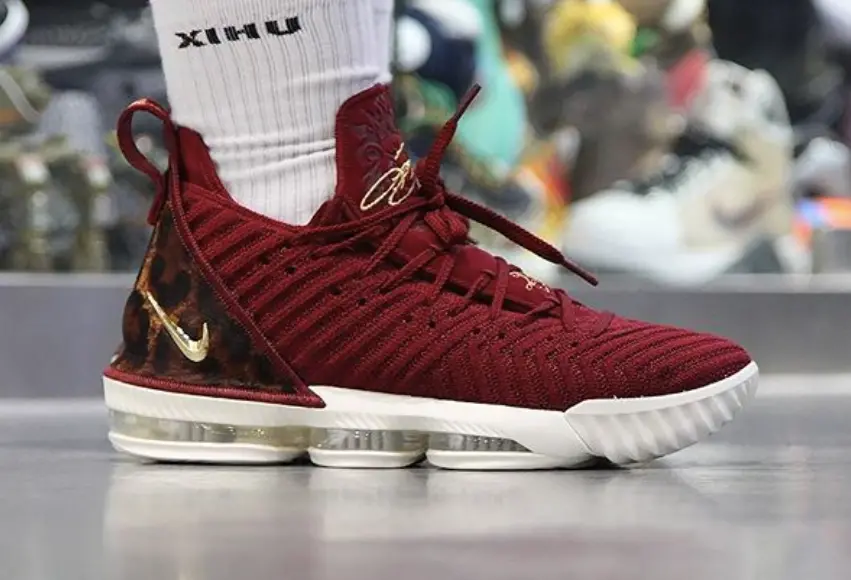 Alternative view of Giày Nike LeBron 16 GS 'King' AQ2465-601