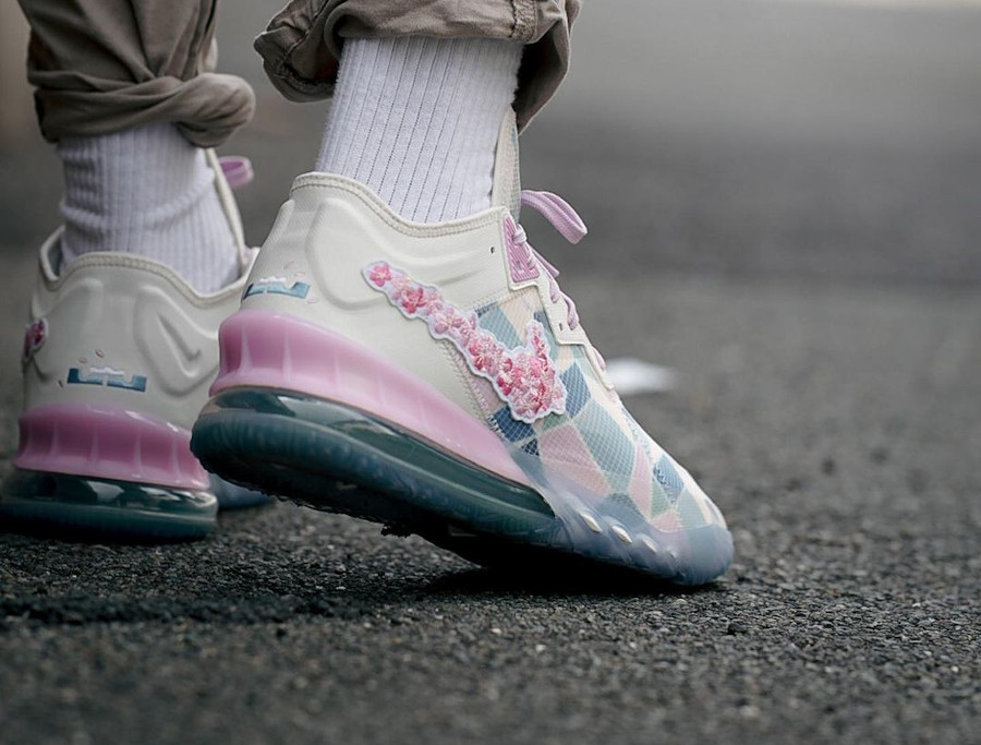 Giày Nike Atmos x LeBron 18 Low EP 'Sakura' CV7564-101 - Ảnh 4