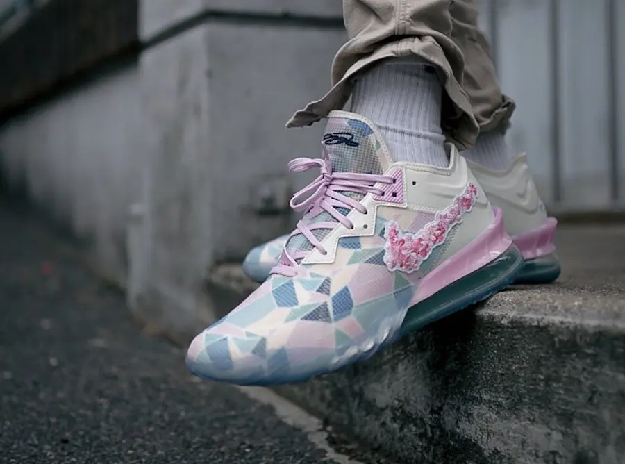 Alternative view of Giày Nike Atmos x LeBron 18 Low EP 'Sakura' CV7564-101